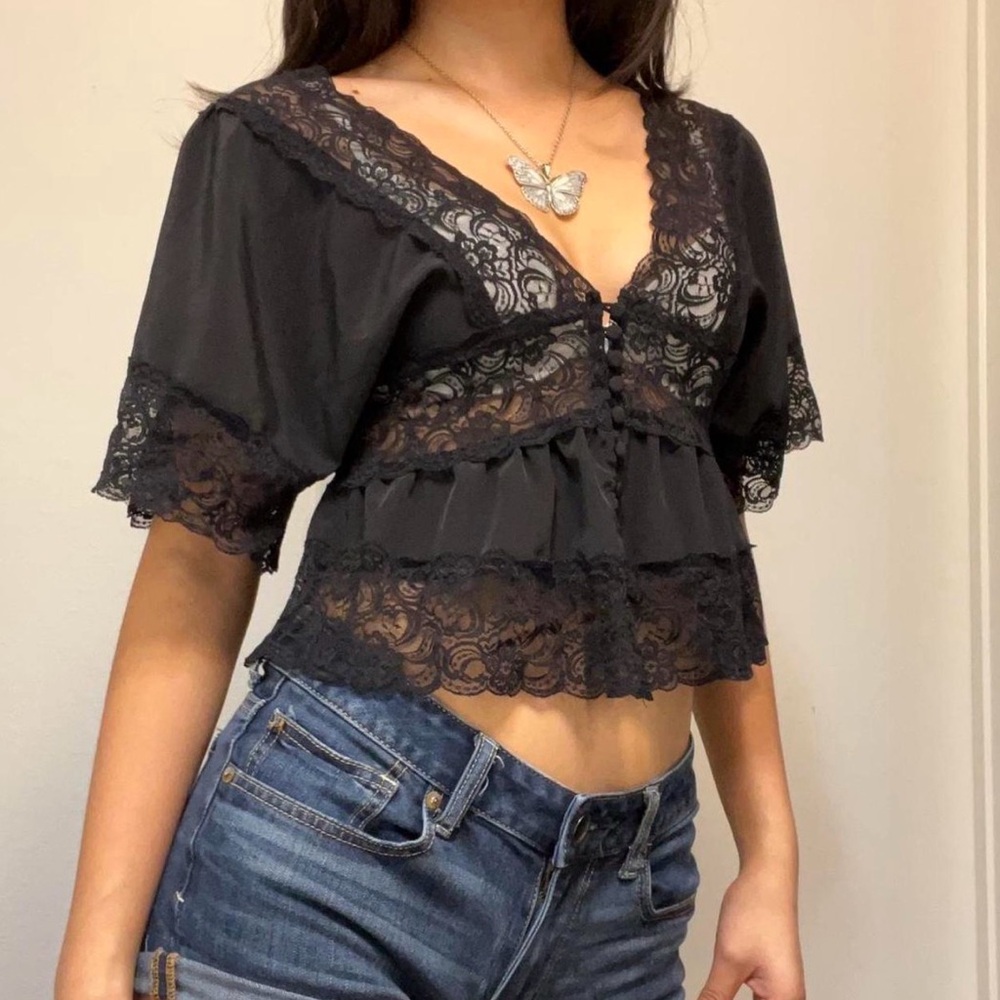 Vintage Cropped Black button top w Lace detail and wide sleeves